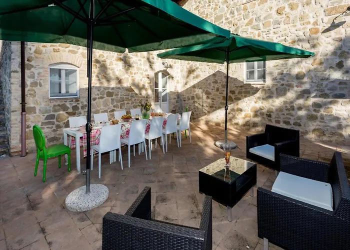 In A With Swimming Pool Apartment Assisi